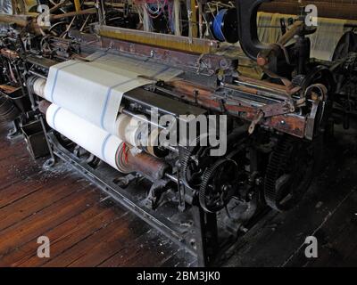 Innerhalb einer Manchester Cotton Mill, Cottonopolis, Herstellung von Baumwolle und Tuch, Baumwollwebstuhl, Webmaschine Stockfoto