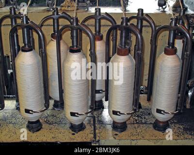 Innerhalb einer Manchester Cotton Mill, Cottonopolis, Herstellung von Baumwolle und Tuch - Spinnmaschine, Herstellung Baumwollfaden Stockfoto