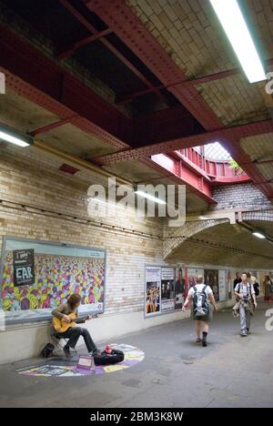 1880er viktorianische U-Bahn-Fußgänger-Busker Busking in South Kensington, London für Museen und U-Bahn-Station Stockfoto