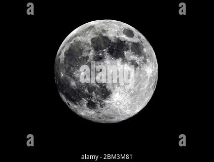 Helston, Cornwall, Großbritannien. Mai 2020. Super Flower Moon, auf seinem Höhepunkt am Nachthimmel über Helston, Cornwall, Großbritannien. Kredit: Bob Sharples/Alamy Live News Stockfoto