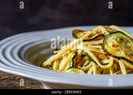 Veganes Gericht. Fettuccine Pasta mit im Ofen gerösteten Zucchini. Stockfoto