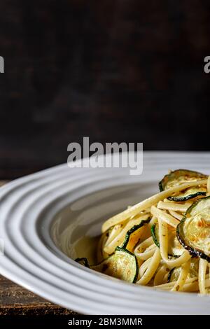 Veganes Gericht. Fettuccine Pasta mit im Ofen gerösteten Zucchini. Stockfoto