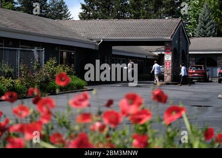Portland, USA. Mai 2020. Am 6. Mai 2020 betreten die Menschen den Eingang des Gesundheitswesens in Foster Creek in Portland, Oregon. Das Department of Human Services (DHS) hat eine Notaussetzung der Lizenz des Pflegeheims erlassen, nachdem 117 Personen positiv auf das neuartige Coronavirus getestet und 28 Menschen an den Folgen der Krankheit gestorben sind. (Foto: Alex Milan Tracy/Sipa USA) Quelle: SIPA USA/Alamy Live News Stockfoto