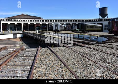 Das Bob Julian Roundhouse war einst Teil der Southern Railway und ist heute Teil des N. C. Transportation Museum. Stockfoto