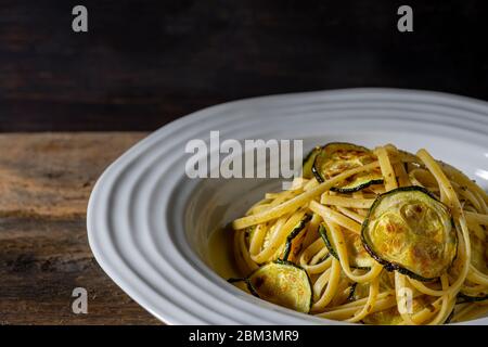 Veganes Gericht. Fettuccine Pasta mit im Ofen gerösteten Zucchini. Stockfoto