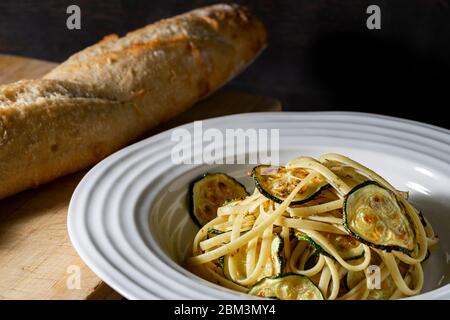 Veganes Gericht. Fettuccine Pasta mit im Ofen gerösteten Zucchini. Stockfoto