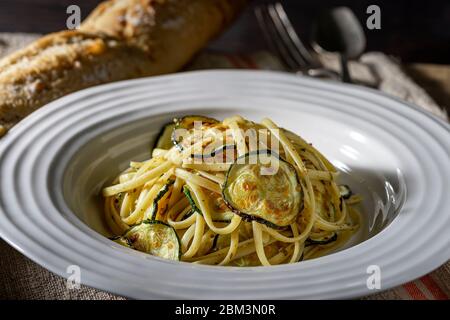 Veganes Gericht. Fettuccine Pasta mit im Ofen gerösteten Zucchini. Stockfoto