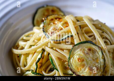 Veganes Gericht. Fettuccine Pasta mit im Ofen gerösteten Zucchini. Stockfoto