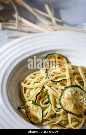 Veganes Gericht. Fettuccine Pasta mit im Ofen gerösteten Zucchini. Stockfoto