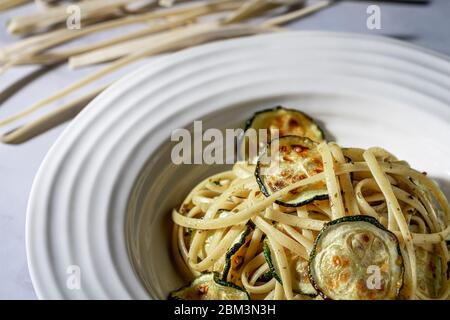 Veganes Gericht. Fettuccine Pasta mit im Ofen gerösteten Zucchini. Stockfoto