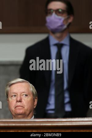 Washington, Vereinigte Staaten Von Amerika. Mai 2020. Senatorin der Vereinigten Staaten Lindsey Graham (Republikaner von South Carolina), Vorsitzender des Justizausschusses des US-Senats, Leitet die Anhörung von Richter Justin Reed Walker zur Bestätigung seiner Ernennung zum Richter des US-Bundesbezirksgerichts für den District of Columbia Circuit, da ein Mitarbeiter hinter ihm steht und eine schützende Gesichtsmaske trägt, weil der Ausbruch der Coronavirus-Krankheit (COVID-19) auf dem Capitol Hill in Washington, USA, andauert. Mai 2020. Kredit: Jonathan Ernst/Pool via CNP Kredit: dpa/Alamy Live News Stockfoto