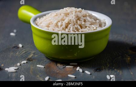 Weißer Reis in Keramik Maß Tasse. Stockfoto