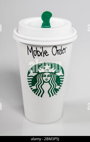 Starbucks Tassen - Starbucks Trinkbecher Stockfoto