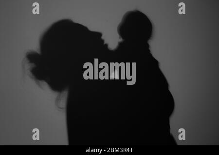 Silhouette von Happy Mother and Baby, Happy Mother's Day Konzept Stockfoto