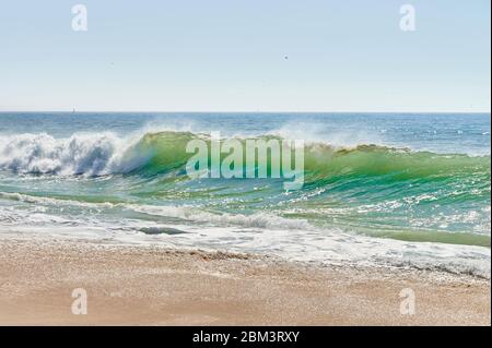 atlantische grüne Wellen schlagen am Strand am Nordstrand von Nazaré Stockfoto