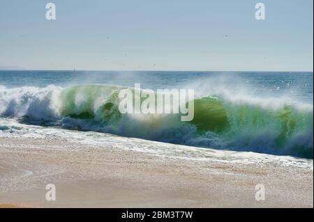 atlantische grüne Wellen schlagen am Strand am Nordstrand von Nazaré Stockfoto