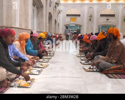 DELHI, INDIEN - 13. MÄRZ 2019: Menschen essen in gurudwara bangla sahib Langar Hall in Neu-delhi Stockfoto