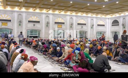DELHI, INDIEN - 13. MÄRZ 2019: Kommunale Essenshalle am gurudwara bangla sahib sikh Tempel in delhi Stockfoto