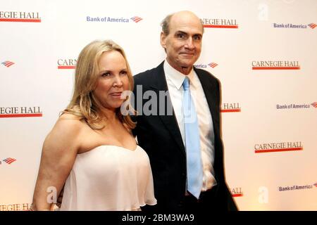 New York, NY, USA. 12 April 2011. James Taylor (R) und seine Frau Caroline 'Kim' Smedvig (L) auf der After Party zum 120. Jahrestag der Carnegie Hall im Museum of Modern Art. Quelle: Steve Mack/Alamy Stockfoto