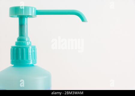 Handdesinfektionsmittel Alkohol antibakteriell, um Keime, Bakterien zu verhindern und Coronavirus-Infektionen auf weißem Hintergrund zu vermeiden Stockfoto