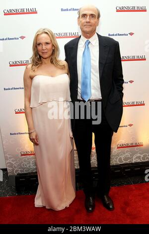 New York, NY, USA. 12 April 2011. James Taylor (R) und seine Frau Caroline 'Kim' Smedvig (L) auf der After Party zum 120. Jahrestag der Carnegie Hall im Museum of Modern Art. Quelle: Steve Mack/Alamy Stockfoto