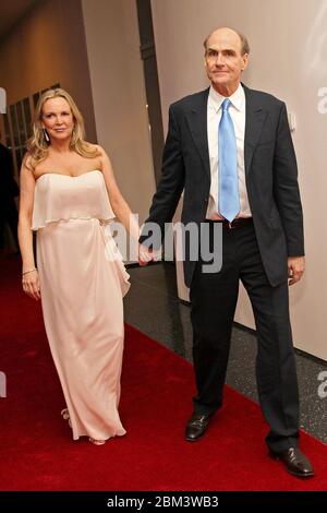 New York, NY, USA. 12 April 2011. James Taylor (R) und seine Frau Caroline 'Kim' Smedvig (L) auf der After Party zum 120. Jahrestag der Carnegie Hall im Museum of Modern Art. Quelle: Steve Mack/Alamy Stockfoto