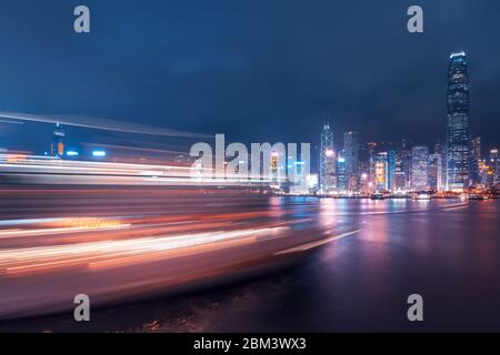 Victoria Harbour der Skyline von Hongkong bei Nacht Stockfoto