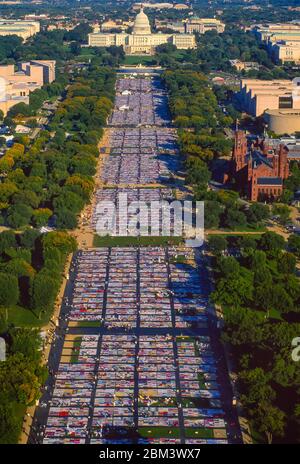 WASHINGTON, DC, USA, 11. OKTOBER 1996 - NENNT Project AIDS Memorial Quilt auf der National Mall, die sich vom Washington Monument bis zum US Capitol erstreckt, Luftaufnahme. Stockfoto