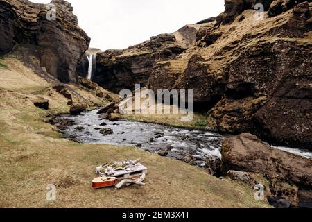 Ein improvisiertes Hochzeitstisch für zwei Personen am Ufer des Berges, auf dem Gras in Island. Ein Tisch aus Baupalette mit Treibholz und dekoriert Stockfoto