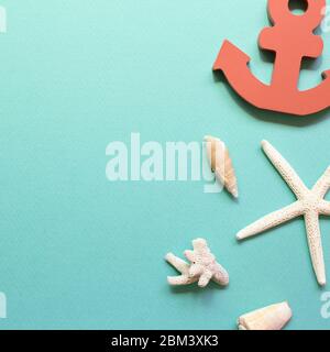 Muscheln und Seesterne und Anker auf smaragdgrünem Hintergrund. Sommer Marine Dekoration. Flach legen, Draufsicht, Copy-Raum Stockfoto