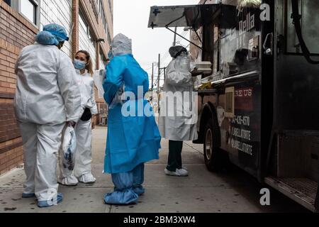 Brooklyn, Vereinigte Staaten Von Amerika . Mai 2020. Mitarbeiter des Wyckoff Heights Medical Center warten in der Schlange auf kostenloses Essen vom La Bella NYC Food Truck, der Frontarbeiter im Kampf gegen die COVID-19-Pandemie gefüttert hat. (Foto Gabriele Holtermann-Gorden/Sipa USA) Quelle: SIPA USA/Alamy Live News Stockfoto