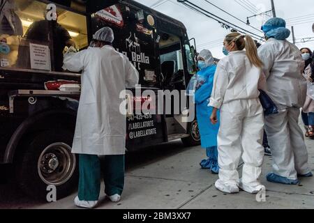 Brooklyn, Vereinigte Staaten Von Amerika . Mai 2020. Mitarbeiter des Wyckoff Heights Medical Center warten in der Schlange auf kostenloses Essen vom La Bella NYC Food Truck, der Frontarbeiter im Kampf gegen die COVID-19-Pandemie gefüttert hat. (Foto Gabriele Holtermann-Gorden/Sipa USA) Quelle: SIPA USA/Alamy Live News Stockfoto