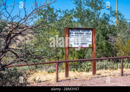 Apache Trail, AZ, USA - 20. Oktober 2019: Bulldog Canyon abseits des Highway-Gebiets Stockfoto