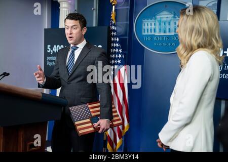 Washington, DC, USA. Mai 2020. Joe Shamess, Mitbegründer von Flags of Valor, einem kleinen Unternehmen, das amerikanische Holzfahnen verkauft und das Paycheck Protection Program erhält, spricht am Mittwoch, den 6. Mai 2020, neben Kayleigh McEnany, dem Pressesprecher des Weißen Hauses, während einer Pressekonferenz im Weißen Haus in Washington, DC, USA. Kredit: Sarah Silbiger/Pool via CNP Kredit: dpa/Alamy Live News Stockfoto