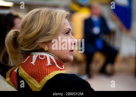 Dr. Deborah L. Birx, Koordinatorin für die Reaktion auf das Coronavirus im Weißen Haus, sieht sich die Bemerkungen des US-Präsidenten Donald J. Trump an, als er sich am Mittwoch, den 6. Mai 2020, mit dem Gouverneur von Iowa, Kim Reynolds, im Oval Office des Weißen Hauses in Washington, DC, trifft. (Foto: Doug Mills/The New York Times)Quelle: Doug Mills/Pool via CNP - Nutzung weltweit Stockfoto