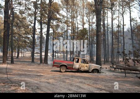 Bastrop County Texas USA, September 6 2011: Ein Pickup-Truck liegt in Ruinen nach einem Waldbrand, der 30 km östlich von Austin mehr als 38.000 Hektar Kiefernwälder und Weiden ausnahm. Trotz zweitägiger Bemühungen der Feuerwehr ist der Brand nach wie vor weitgehend außer Kontrolle. ©Bob Daemmrich Stockfoto