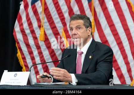 MANHASSET, NEW YORK - 06. MAI 2020: Der Gouverneur von New York Andrew Cuomo spricht während eines Coronavirus Briefings im Northwell Hospital. Stockfoto