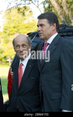 Austin Texas, USA, September 11 2011: Texas Governor Rick Perry (r) mit Lobbyist und Texas State Cemetery Vorstandsmitglied Mike McKinney (l), nachdem er den 10. Jahrestag der Terroranschläge vom 11. September anlässlich einer Gedenkfeier am Texas State Cemetery's Twin Towers Monument feierte. ©Bob Daemmrich Stockfoto