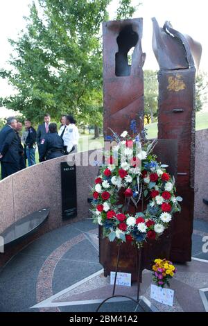 Austin Texas, USA, September 11 2011: Ein Gedenkkranz wird an einem Überbleibsel der Twin Towers anlässlich einer Gedenkfeier auf dem Texas State Cemetery anlässlich des 10. Jahrestages der Terroranschläge vom 11. September gelegt. ©Bob Daemmrich Stockfoto