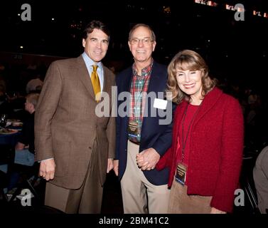 Austin, Texas, USA, November 2007: Der texanische Gouverneur Rick Perry (l) posiert auf einer Veranstaltung in Austin mit dem langjährigen Unterstützer James Leininger (c) und seiner Frau Cecelia aus San Antonio. Leininger finanziert Perrys politische Kampagnen seit Jahren und ist der vertrauenswürdige Berater des Gouverneurs für konservative Zwecke. ©Bob Daemmrich Stockfoto