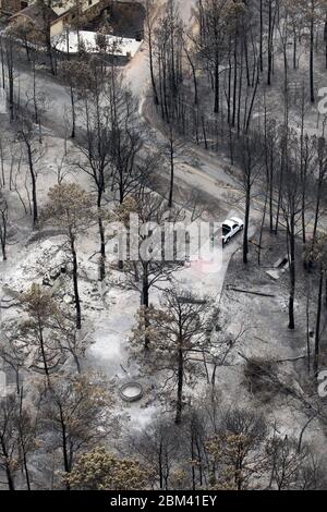 Bastrop Texas, USA, September 16 2011: Die Bewohner kehren nach massiven Waldbränden, die durch bewaldete Stadtviertel zogen und Anfang September mehr als 1.400 Häuser in der Gegend verbrannten, in ihre beschädigten Häuser zurück. ©Bob Daemmrich Stockfoto