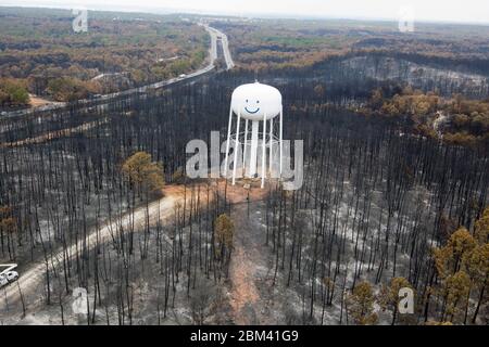 Bastrop County Texas USA, September 2011: Luftbrand-Schäden, wo Waldbrände letzte Woche 38.000 Morgen und über 1.500 Häuser beanspruchten, mit zwei Todesfällen. Die Bäume im Bastrop State Park waren am härtesten betroffen, da über 95 % der Parkfläche geschwärzt oder zerstört wurden. ©Bob Daemmrich Stockfoto