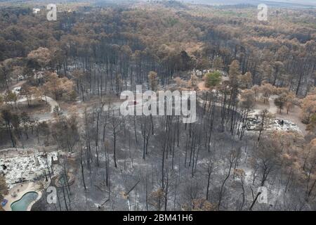 Bastrop Texas, USA, 16. September 2011: Zerstörte ein Haus in einem bewaldeten Viertel, das von massiven Waldbränden erlitten wurde, die Anfang September durch die Gegend zogen. ©Bob Daemmrich Stockfoto