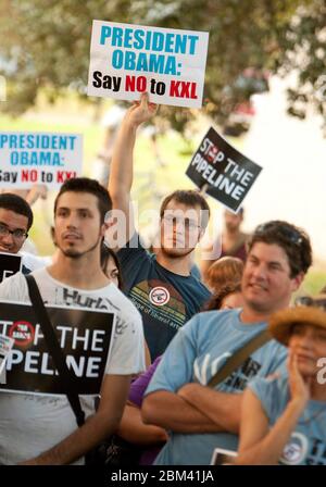 Austin, Texas, USA, 28. September 2011: Umweltschützer versammeln sich auf dem Campus der University of Texas gegen die vorgeschlagene Keystone XL Teersand-Pipeline von Kanada nach Texas. Das US-Außenministerium hielt den ganzen Tag lang Anhörungen auf dem Campus der UT ab. ©Marjorie Kamys Cotera/Daemmrich Photography Stockfoto