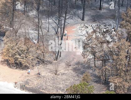 Bastrop Texas, USA, September 16 2011: Die Bewohner kehren nach massiven Waldbränden, die durch bewaldete Stadtviertel zogen und Anfang September mehr als 1400 Häuser in der Gegend verbrannten, in ihre beschädigten Häuser zurück. ©Marjorie Kamys Cotera/Daemmrich Photography Stockfoto