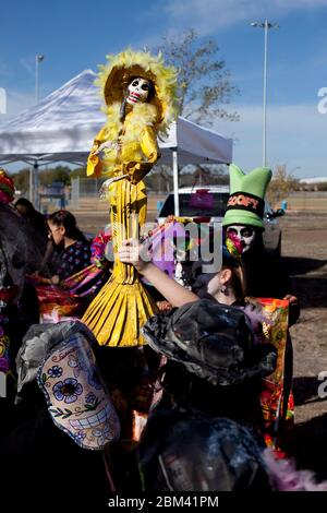 Kyle Texas USA, November 5 2011: Ein Kind mit gemaltem Gesicht hält eine „catrina“, eine puppenartige Skelettfigur, während es bei der jährlichen Feier von Kyle, TX „Day of the Dead“ oder Dia de Los Muertos südlich von Austin auftritt. Day of the Dead ist ein mexikanischer Nationalfeiertag, der in ganz Mexiko gefeiert wird und sich auf Zusammenkünfte von Familie und Freunden konzentriert, um für eine Erinnerung an verstorbene Lieben zu beten. ©Bob Daemmrich Stockfoto