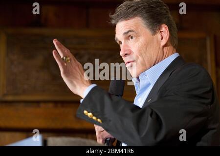 Orange County, Iowa, USA, 8. Oktober 2011: Rick Perry, texanischer Gouverneur und Kandidat für die Präsidentschaftswahl der Republikaner, kämpft während seiner vierten Reise nach Iowa seit Beginn seiner Kampagne vor zwei Monaten in der kleinen, konservativen niederländischen Kulturstadt Orange City. Der konservative Nordwesten Iowas wird der Schlüssel zu einem Sieg Perrys in den Vorwahlen von Iowa im Januar sein. ©Bob Daemmrich Stockfoto