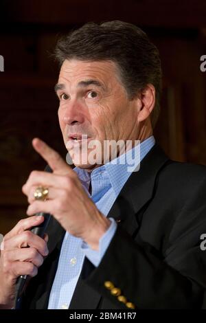 Orange County, Iowa, USA, 8. Oktober 2011: Rick Perry, texanischer Gouverneur und Kandidat für die Präsidentschaftswahl der Republikaner, kämpft während seiner vierten Reise nach Iowa seit Beginn seiner Kampagne vor zwei Monaten in der kleinen, konservativen niederländischen Kulturstadt Orange City. Der konservative Nordwesten Iowas wird der Schlüssel zu einem Sieg Perrys in den Vorwahlen von Iowa im Januar sein. ©Bob Daemmrich Stockfoto