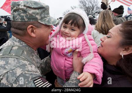 Fort Hood Texas, USA, 24. Dezember 2011: Army Iraq war Veteran Jose Soli begrüßt seine Frau und Kinder bei der Willkommenszeremonie am Heiligabend. ©Marjorie Kamys Cotera/Daemmrich Photography Stockfoto