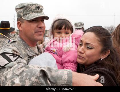 Fort Hood Texas, USA, 24. Dezember 2011: Army Iraq war Veteran Jose Soli begrüßt seine Frau und Kinder bei der Willkommenszeremonie am Heiligabend. ©Marjorie Kamys Cotera/Daemmrich Photography Stockfoto